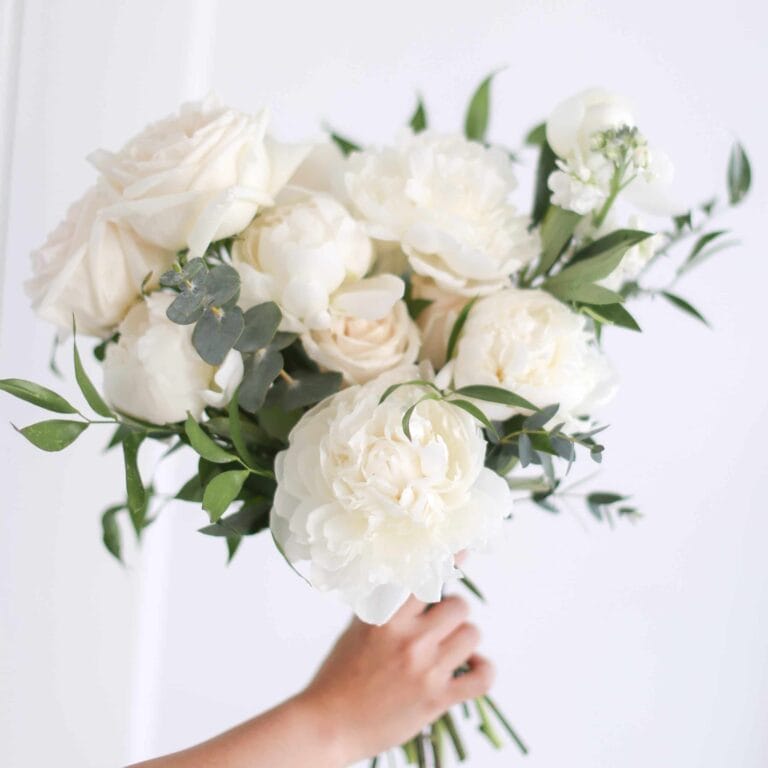 5 Best Flower Shops for White Roses in Toronto (Ontario)